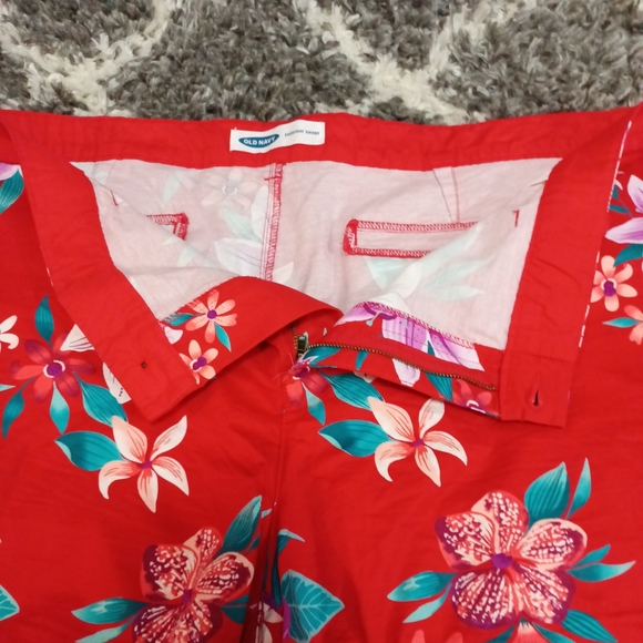 Old Navy Red Floral Everyday Shorts Size 26 - Picture 4 of 6